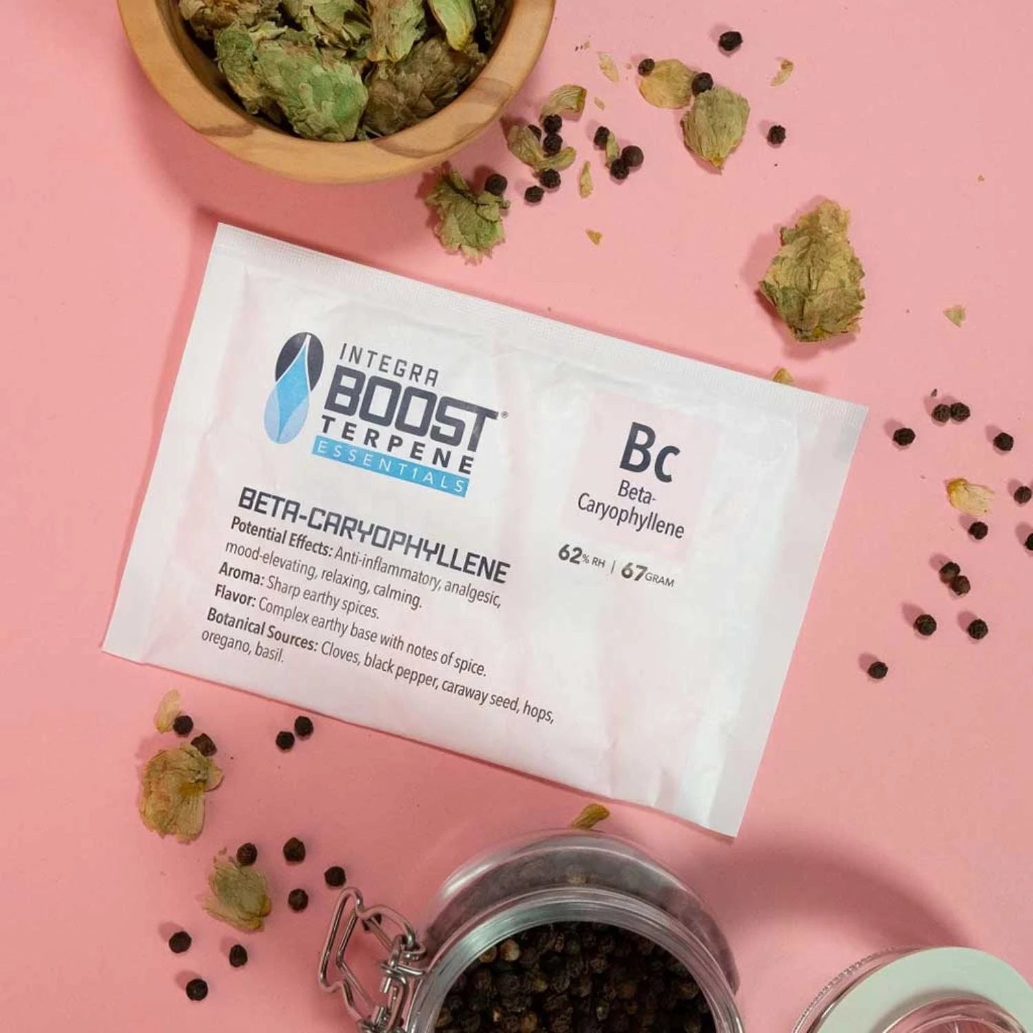 Integra Boost Terpene Essentials Beta-Caryophyllene Bc 62% RH 67g, Mögliche Wirkungen Entzündungshemmend Schmerzlindernd Stimmungsaufhellend Entspannend Beruhigend, Aroma Scharfe Erdige Gewürze, Geschmack Komplexe Erdige Basis mit Gewürznoten, Botanische Quellen Nelken Schwarzer Pfeffer Kümmel Hopfen Oregano Basilikum, Hopfenblüten und Pfefferkörner, rosa Hintergrund